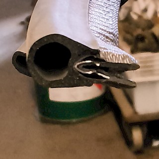 TERÄSRUNKAINEN TIIVISTENAUHA