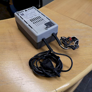 Automaattinen laturi lyijyakkuja varten